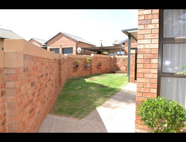 2 BEDROOM TOWNHOUSE FOR SALE IN SUGAR BUSH ESTATE